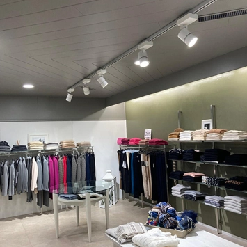 Illuminazione su misura per un negozio di abbigliamento